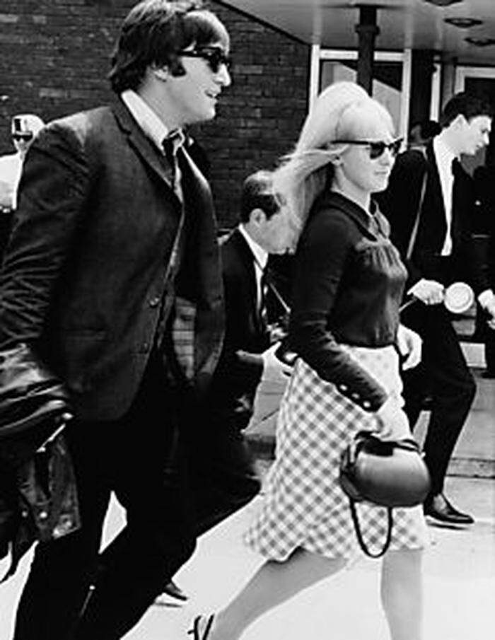 1964, Luton Airport in London: John und Cynthia 
