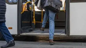 Symbolbild: In einem Bus soll ein Mann onaniert haben