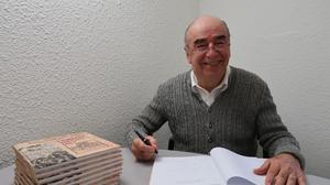 Rudolf Gstättner signiert sein Buch