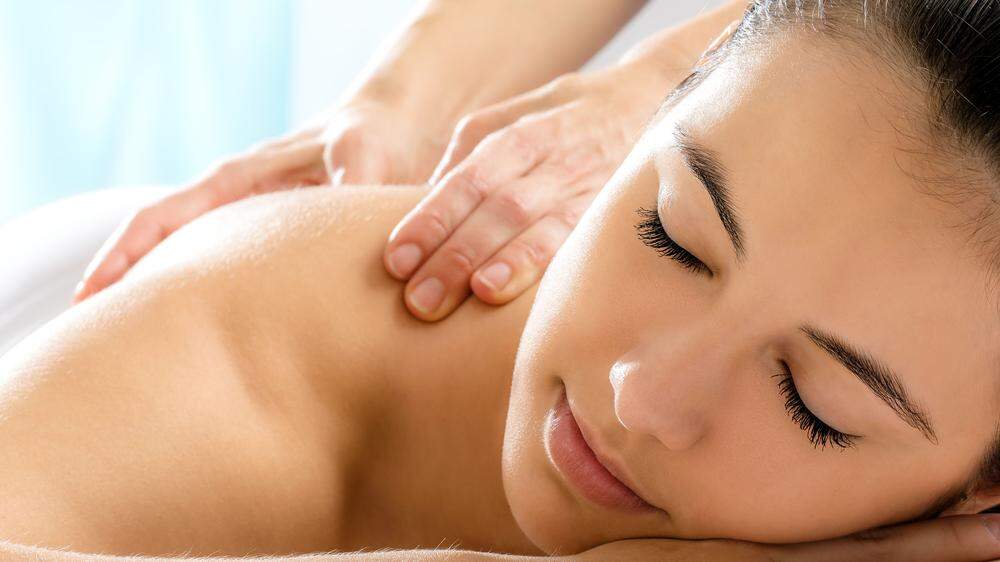 Eine Massage sorgt für Entspannung und ist gerade in stressigen Zeiten eine Wohltat. Wer weiß, wie es geht, kann seinen Partner auch zuhause verwöhnen 
