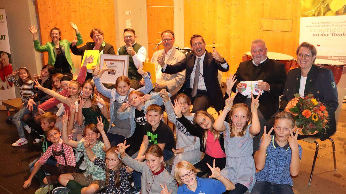 Der Kindergemeinderat mit (von links) Tanja Oberwalder, Silvia Karelly, Franz Nöhrer, Helmut Gauster, Andreas Kinsky, Herbert Pregartner und Alexandra Szumer