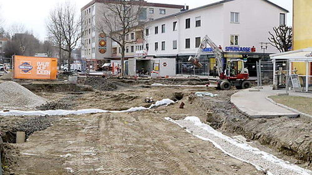 In Althofen wird der Kreisverkehr erneuert. Die Kosten belaufen sich auf 800.000 Euro