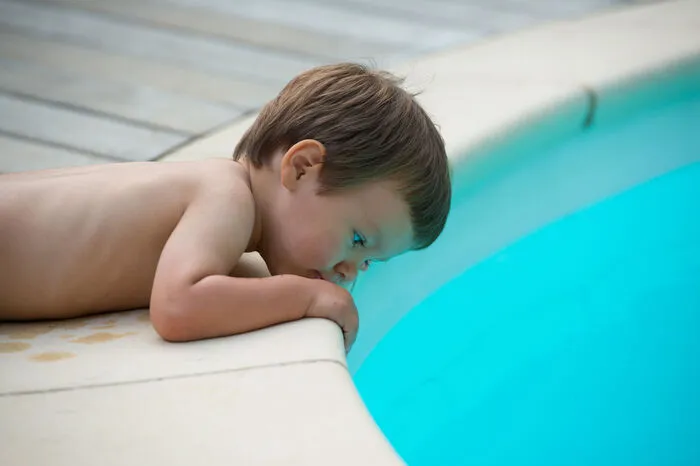 Jedes Jahr ertrinken drei Kinder in Österreich. Das kühle Nass ist deshalb so gefährlich, weil Kinder schnell und lautlos ertrinken. Schon zehn Zentimeter Wassertiefe und 5 Minuten reichen, dass ein Kind ertrinkt.