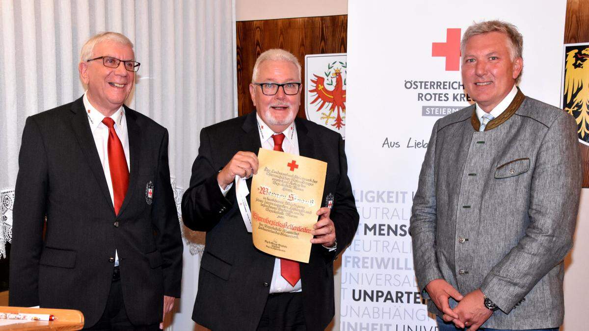 Urkunde zum Ehrenbezirksstellenleiter für Werner Strauss, überreicht von Präsident Werner Weinhofer (li.), rechts neuer Bezirksstellenleiter und Bürgermeister Thomas Kalcher