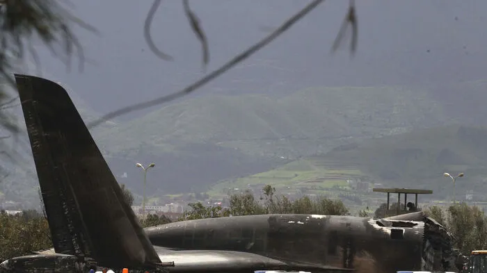 Beim Absturz eines Militärflugzeuges in Algerien sind dem staatlichen Fernsehen des Landes zufolge mindestens 105 Menschen getötet worden.