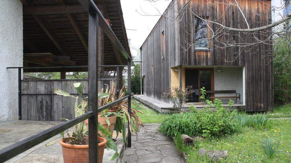 Das Atelier öffnet sich nach Süden mit einer kleinen, überdachten Veranda zum alten Haus hin. 