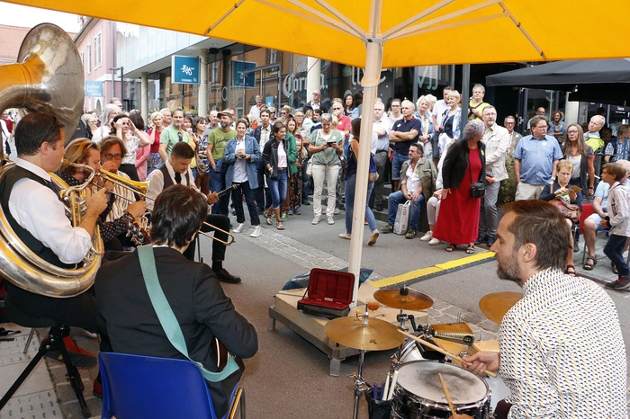 stand das "6. New-Orleans-Stassenmusikfest"...