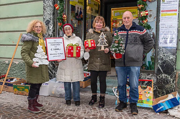 Brigitte Bock, Monika Principe, Monika Kuss und Günther Ribitsch mit 1000 Euro für "Kärntner in Not"