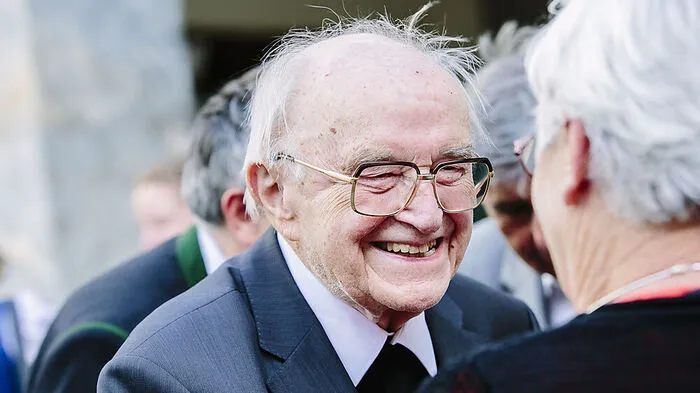 Johann Weber trägt den Ehrenring der Stadt Graz seit 1987. Sein Bischofsamt (1969 - 2001) stellte er unter das Motto "Den Armen die frohe Botschaft bringen". Weber war auch die Ökumene ein großes Anliegen.