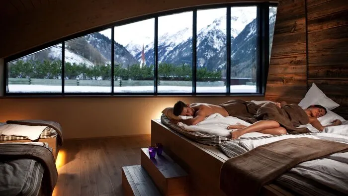 Langschläfer kommen im Design- &amp; Wellnesshotel Bergland in Sölden voll auf ihre Kosten. Neben dem Frühstücksbuffet haben Gäste hier auch die Möglichkeit, ihr Frühstück à la carte zusammenzustellen und ohne Zeitlimit zu genießen. So muss auch am Abend nicht auf die Uhr geschaut werden – schließlich besteht am nächsten Tag kein Grund, einen Wecker zu stellen. Nach dem Frühstück entspannen Gäste im 1.700 Quadratmeter großen Sky Spa mit Indoor-Pool und Saunalandschaft.