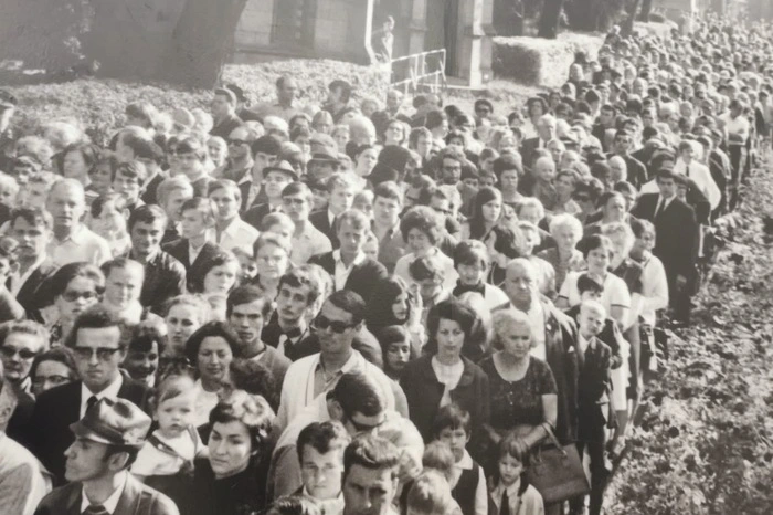 Die Menschenmassen auf dem Weg zu Jochen Rindts' Begräbnis 1970 in Graz