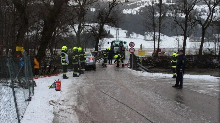 Die Feuerwehren wurden zu einem Verkehrsunfall mit eingeklemmter Person alarmiert.