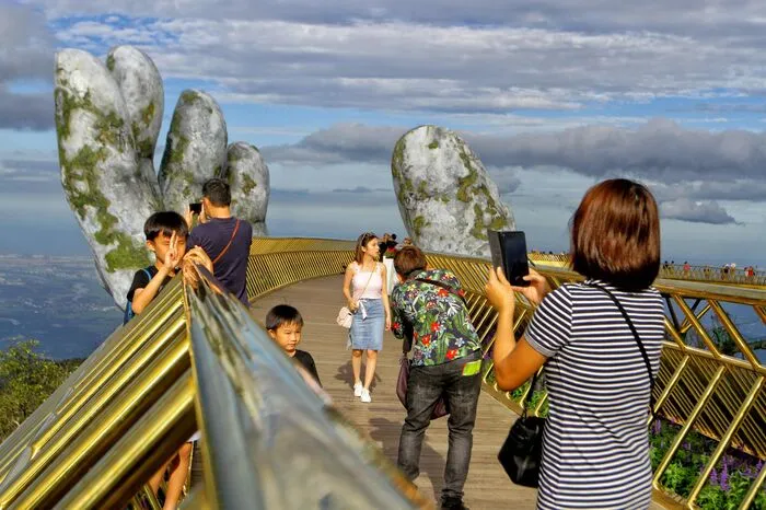 Beliebtes Fotomotiv: Die Brücke in der Bergwelt von Ba Na lockt Touristen in Massen an.