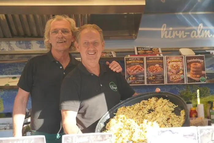 Bei sommerlichem Wetter nutzten Besucherinnen und Besucher die Gelegenheit, durch das vielfältige Streetfood-Angebot zu kosten. Internationale Spezialitäten, klassische Schmankerl, süße Verführungen und erfrischende Getränke sorgten für Genussmomente bei Groß und Klein. Sämtliche Speisen wurden für unter zehn Euro angeboten. 