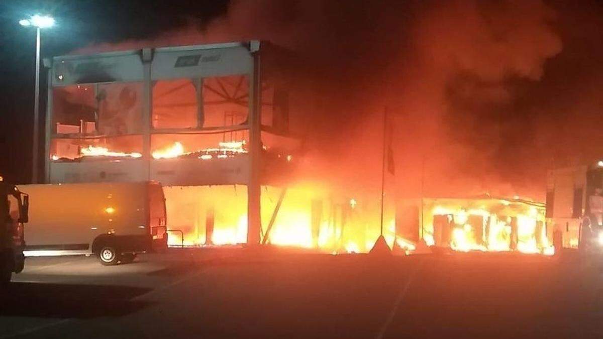 Das Lager stand komplett in Flammen