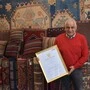 Ali Reza Sufi (70) mit seiner Ehrenurkunde