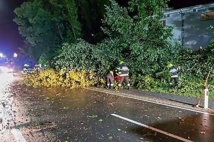 Seither sind noch zahlreiche Florianis mit den Aufräumarbeiten in der Region beschäftigt.