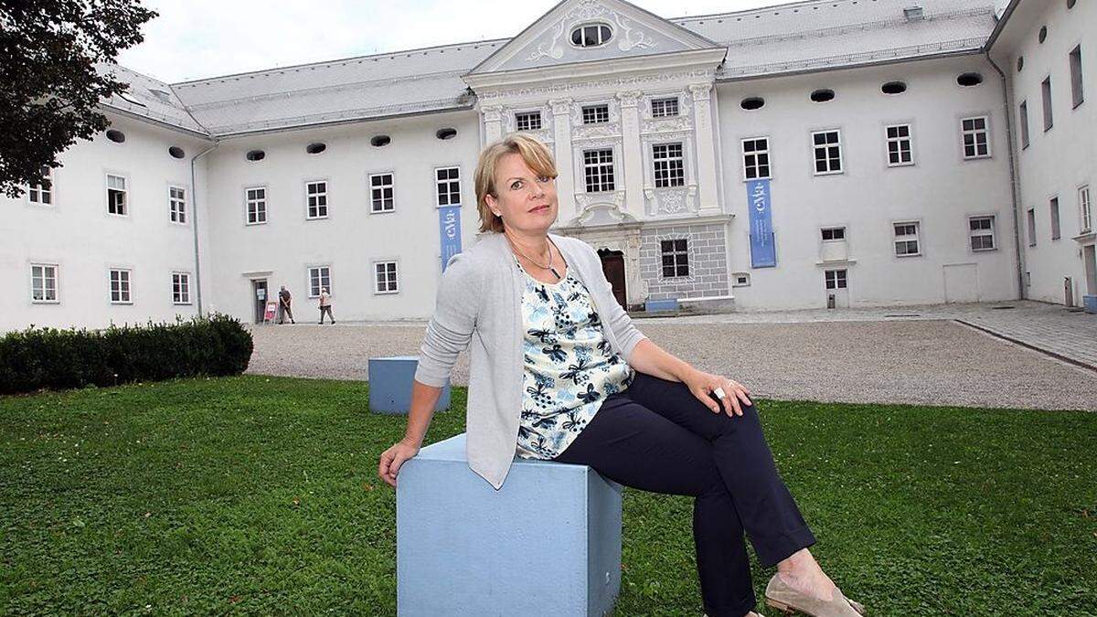 Kurze Pause im Stiftshof für Mezzosopranistin Bernarda Fink während ihres Meister-kurses in Ossiach 