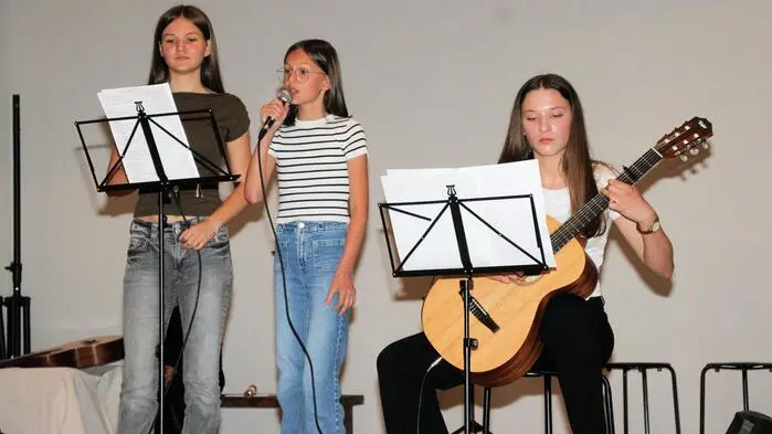 Im Rahmen der traditionellen Konzertreihe der Musikschule Ligist begeisterten die Schülerinnen und Schüler mit einem abwechslungsreichen Programm die vielen Besucher im vollbesetzten Kirchhof in Ligist.
