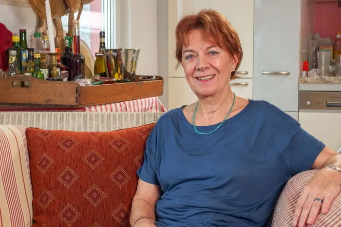 Die 68- jährige pensionierte Lehrerin hätte gern jemand an ihrer Seite, denn „das alleine Leben ist nicht so lustig.“ Seit 20 Jahren ist Susi alleine, aber sie war mit Gartenarbeit, den Kindern und Tennis spielen beschäftigt. Ihre Ehe hielt 11 Jahre. Der Mann war Workaholic und Susi verliebte sich in einen um 16 Jahre jüngeren Mann. Sie war damals 33 Jahre alt und dachte „die große Liebe kann alle Schwierigkeiten überdauern.“ Als der junge Mann sie verließ, dauerte es Jahre, bis sie die Trennung verarbeitet hat. Nun möchte Susi gefunden werden. Der neue Mann kann jünger sein, “aber nicht so, dass es in Stress ausartet. Zumindest jung geblieben soll er sein.“