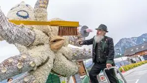 Hans Dostal hat 2022 eine „Aptychen pflegende Blauringkrake“ gemacht