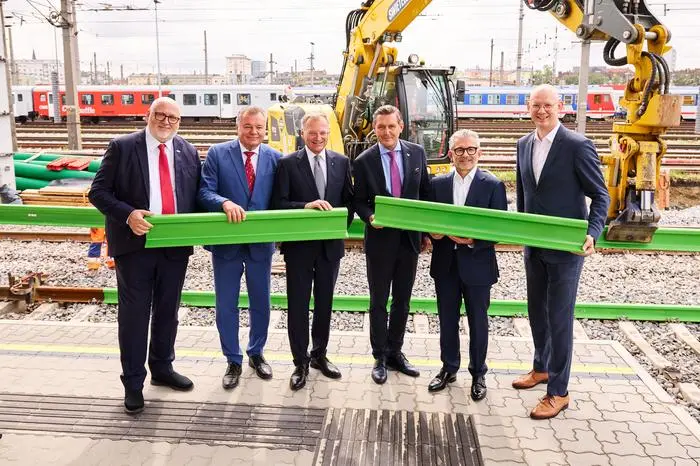 ÖBB CEO Andreas Matthä, Landesrat Günther Steinkellner, Landeshauptmann Thomas Stelzer, Bundesminister Peter Hanke, voestalpine CEO Herbert Eibensteiner und Stadtrat Thomas Gegenhuber bei der Verlegung der weltweit ersten wasserstoffbasierten Schiene.