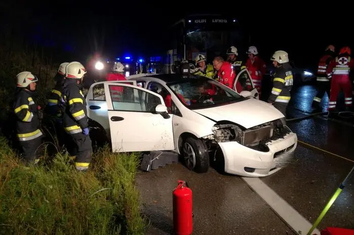 Der 36-jährige Autofahrer aus Albanien dürfte den Reisebus gegen 20.00 Uhr auf der nassen Autobahn am zweiten Fahrstreifen überholt haben. 