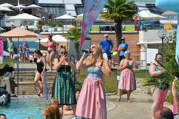 Vor dem Springen sang Influencerin Billie Steirisch zwei Lieder.