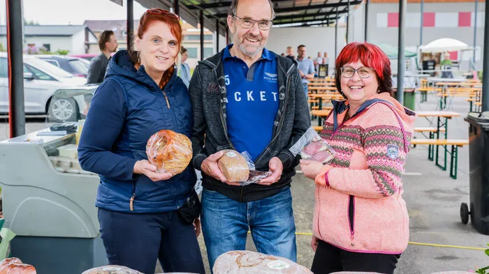 Selbstgemachtes Brot, Reindling und Fleischwaren stehen am Wernberger Naschmarkt zur Verfügung.