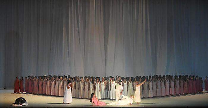 Symbol für den Frauensammler Don Giovanni: 150 Salzburger Statistinnen bildeten einen stummen, komplex choreographierten Chor