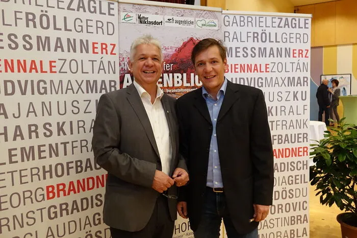 Bürgermesiter Johann Marak und Kulturreferent Michael Hofer (r.) ließen sich mit ihren Gemeinderatskollegen enistimmig etwas Besonderes im Rahmen der Niklasdorfer Augenblicke einfallen.