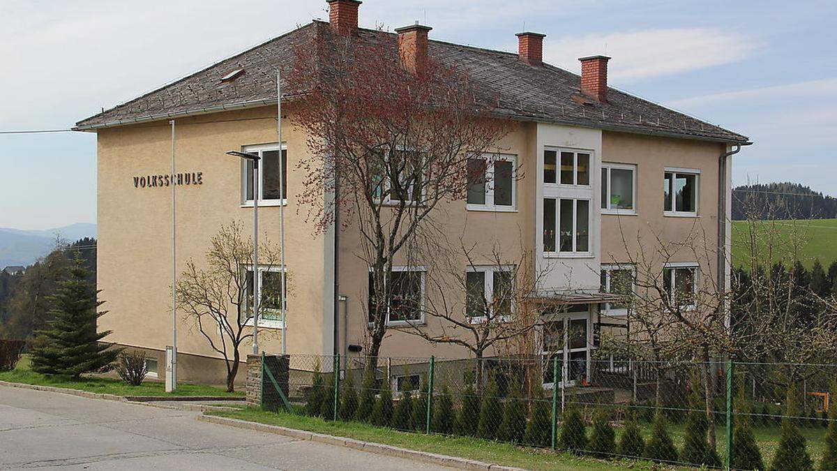 Die ehemalige Volksschule in Pölling soll künftig als Kommunikationszentrum dienen 