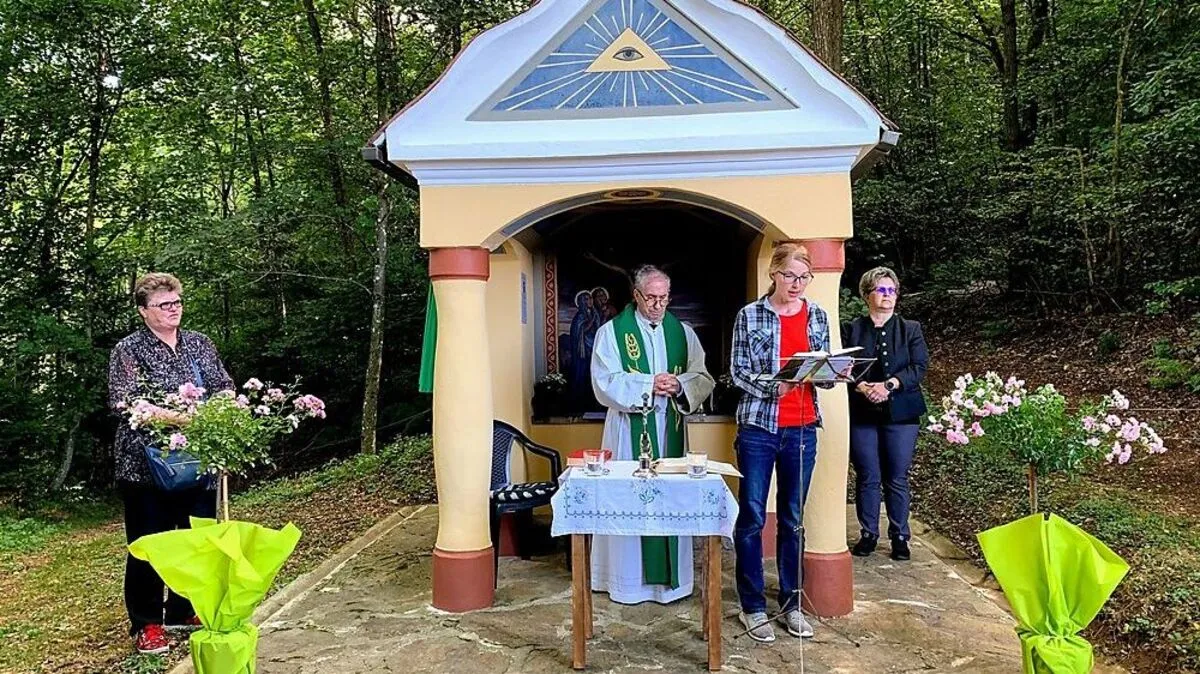 Die Segnung führt Monsignore Johann Dersula durch