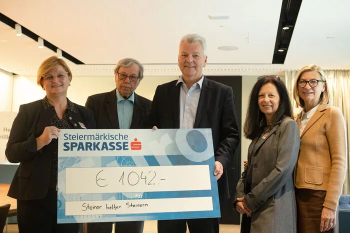 1042 Euro kommen von den steirischen Fremdenführerinnen, bei der Scheckübergabe mit Vereinspräsident Bernd Olbrich