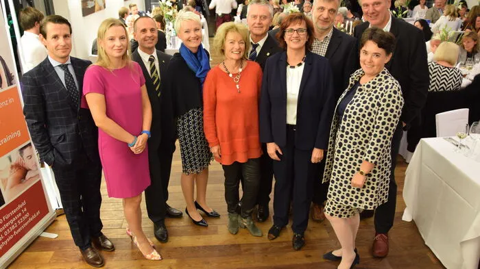 Die Einnahmen der Charity-Gala sichern das Projekt "Sprungbrett ins Leben", bei dem Jugendliche unter anderem bei der Wahl ihres künftigen Berufes unterstützt werden sollen.