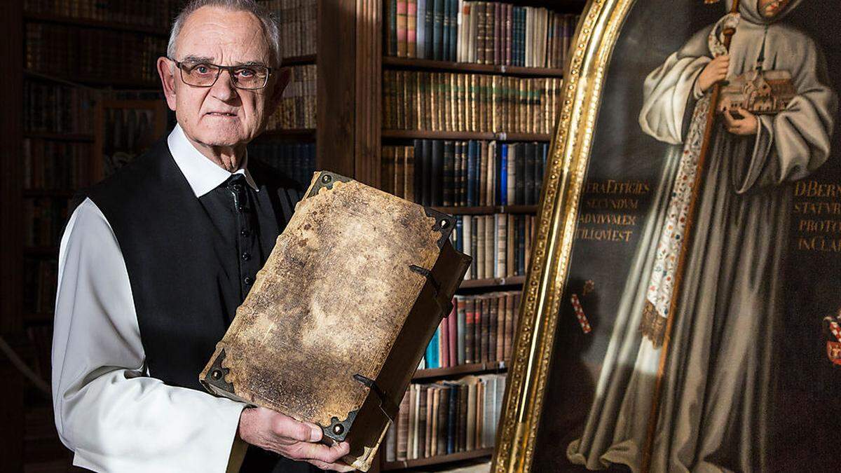 Zisterzienser-Pater August Janisch mit der Lutherbibel im Stift Rein	STIFT REIN