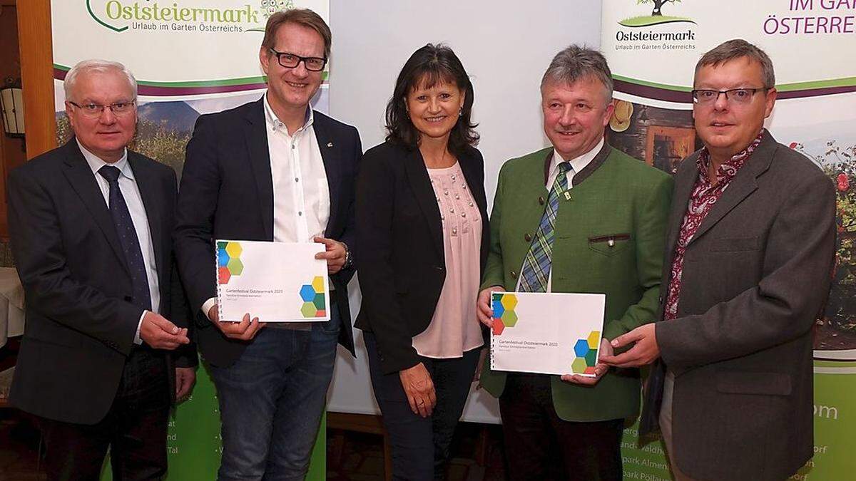 Kammerobmann Johann Reisinger, Bürgermeister Marcus Martschitsch, Oststeiermark-Geschäftsführerin Eva Luckerbauer, LAbg. Hubert Lang und Vizebürgermeister Herwig Matejka informierten über den aktuellen Stand beim geplanten Gartenfestival