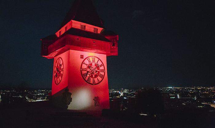 Markenzeichen: der rot leuchtende Diagonale-Uhrturm