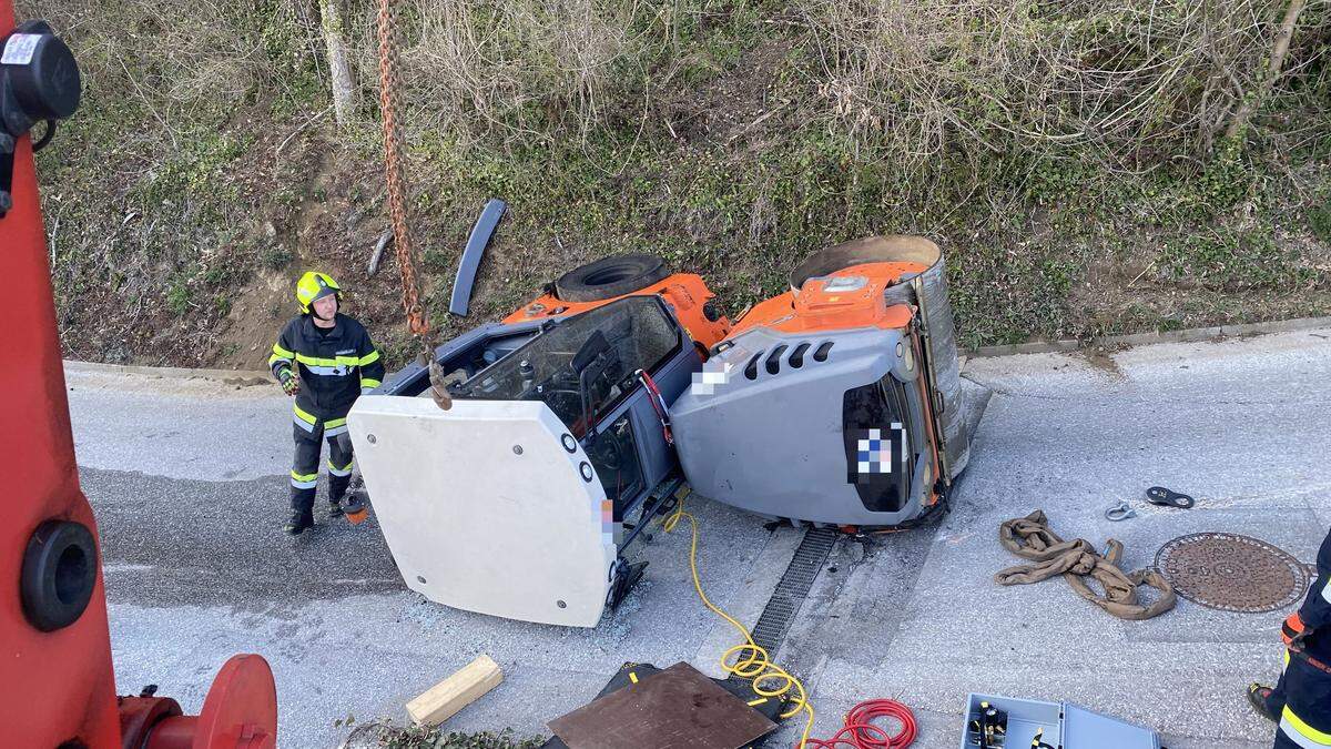 Die FF Maria Lankowitz musste die umgestürzte Straßenwalze bergen