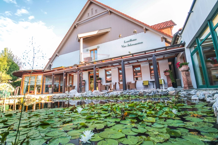 Idyllischer Seerosen-Schwimmteich in der Gartenanlage