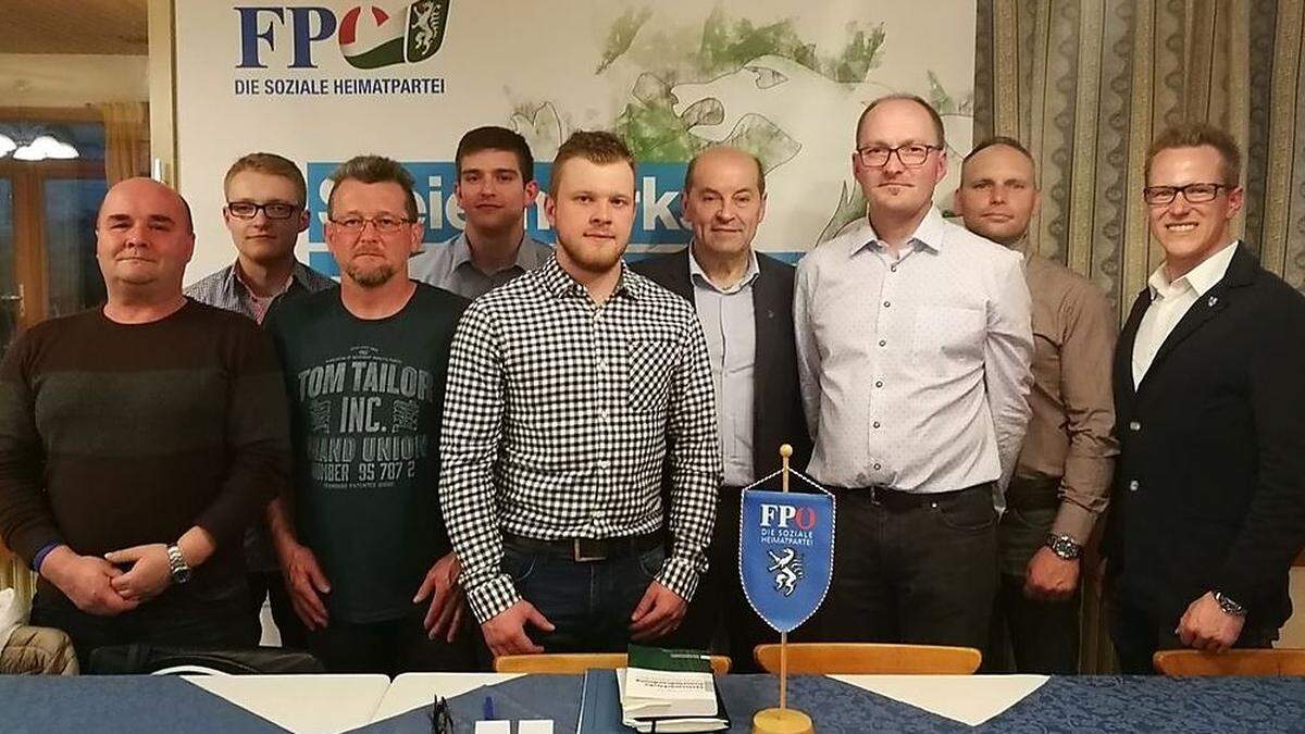 Die Ortsgruppe Miesenbach wurde 2018 gegründet und tritt erstmals an. In der Mitte Obmann Josef Schneeflock, ganz rechts Bezirksparteileiter Patrick Derler