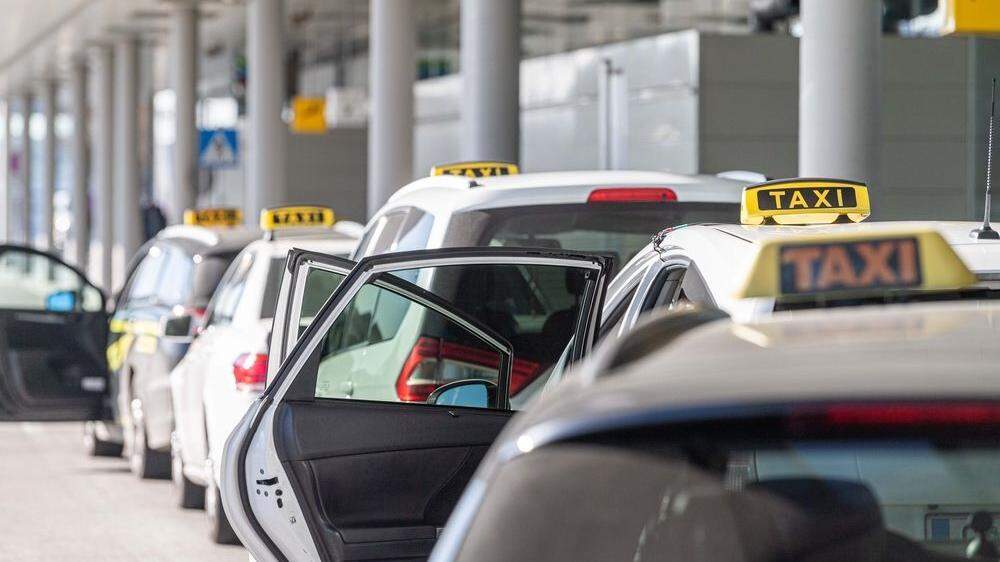 Autoschlangen bei den Taxiständen: Wie in vielen anderen Branche herrscht auch bei den Taxis derzeit Stillstand