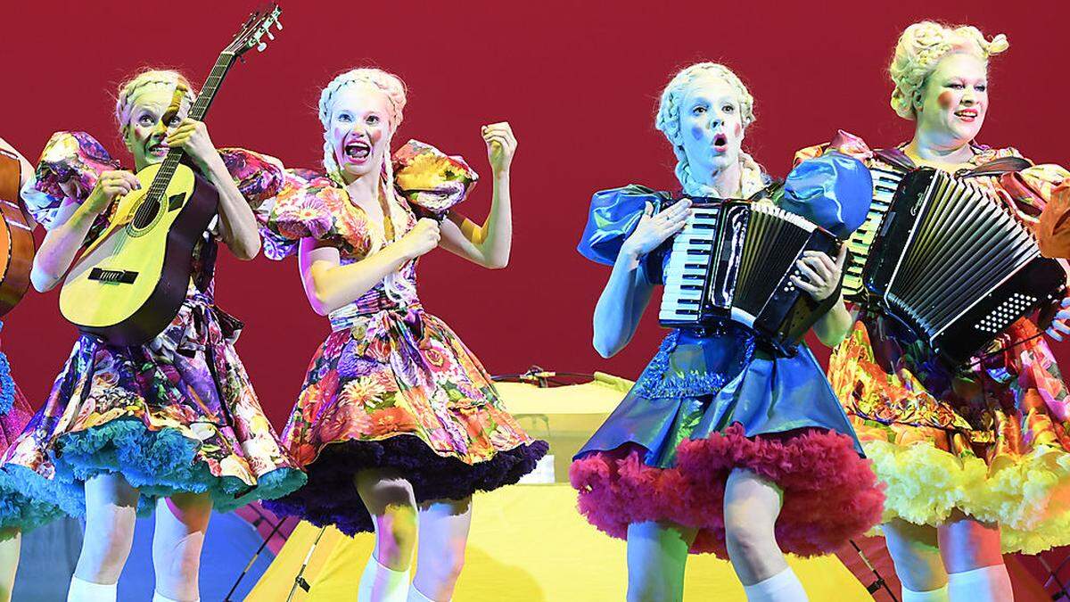 Szene aus dem quietschbunten Stück &quot;Zelt&quot; am Burgtheater