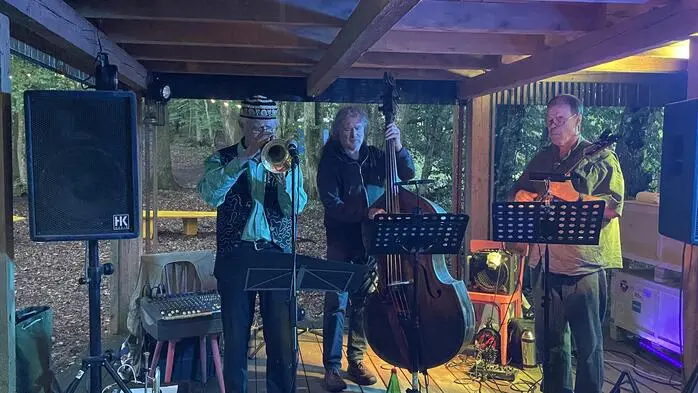 Das Blech & Saiten Jazz Trio spielte in einem Wald bei Straden auf