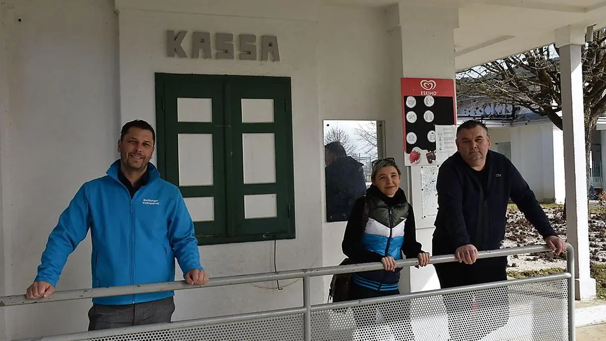 Špela Železnik wird mit ihrem Partner (im Bild mit Stadtrat Johann Rigelnik links) das Freibad in Bleiburg betreiben