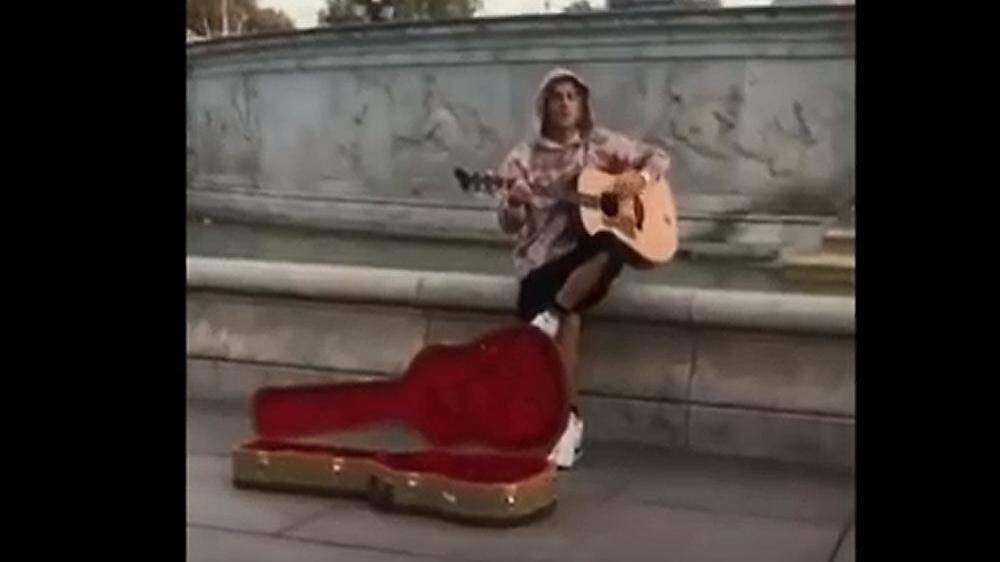 Justin Bieber beim Ständchen vor dem Buckingham Palast
