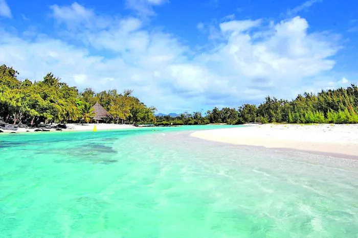 Mit einer kurzen Bootsfahrt ist die unbewohnte Île aux Cerfs erreichbar, die innerhalb des Korallenriffs liegt, das weite Teile Mauritius‘ umgibt. Hier genießen Sie die unberührte Natur und entspannen sich auf feinen weißen Sandstränden.