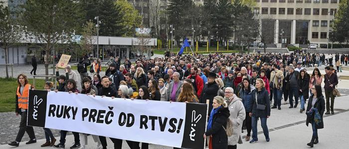 Hände weg vom RTVS, fordern diese Demonstranten. Andere bildeten eine Kette um das Gebäude des Senders