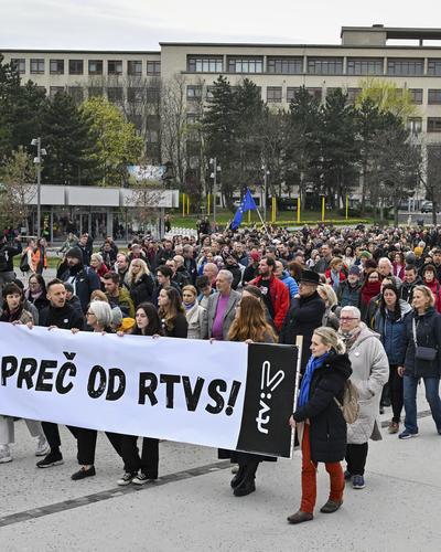 Hände weg vom RTVS fordern diese Demonstranten. Andere bildeten eine Kette um das Gebäude des Senders