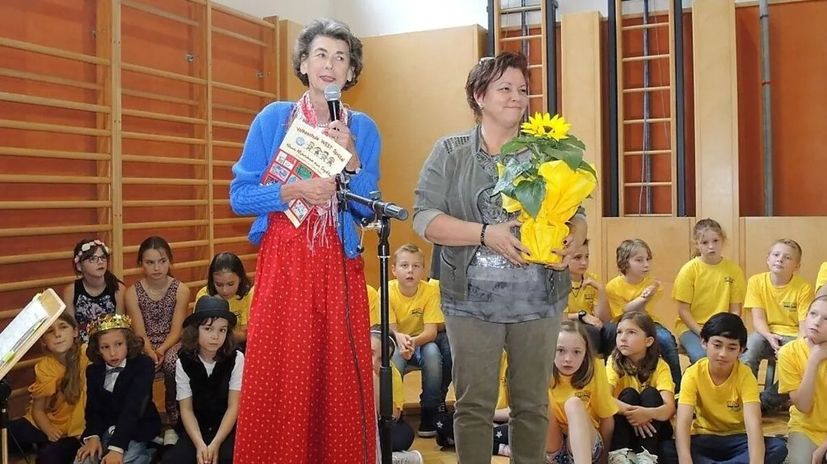 Heidi Konrad von Soroptimistclub Spittal Millstättersee und Direktorin Johanna Rauter-Verdianz